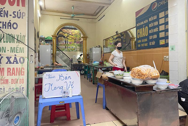 Dù vắng khách nhưng được hoạt động trở lại vẫn là điều may mắn và niềm vui đố với các cơ sở kinh daonh ăn uống nên đa phần rất có ý thức chấp hành quy định phòng, chống dịch Dù vắng khách nhưng được hoạt động trở lại vẫn là điều may mắn và niềm vui đố với các cơ sở kinh daonh ăn uống nên đa phần rất có ý thức chấp hành quy định phòng, chống dịch