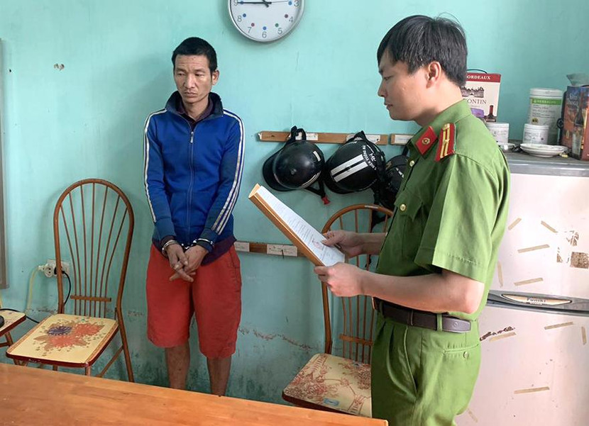 Công an đọc lệnh bắt giữ khẩn cấp Đồng Văn Tiền