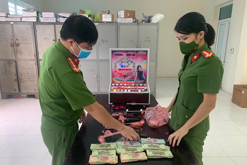 Máy đánh bạc và hơn 150 triệu đồng được cơ quan Công an thu giữ tại thời điểm bắt giữ Máy đánh bạc và hơn 150 triệu đồng được cơ quan Công an thu giữ tại thời điểm bắt giữ