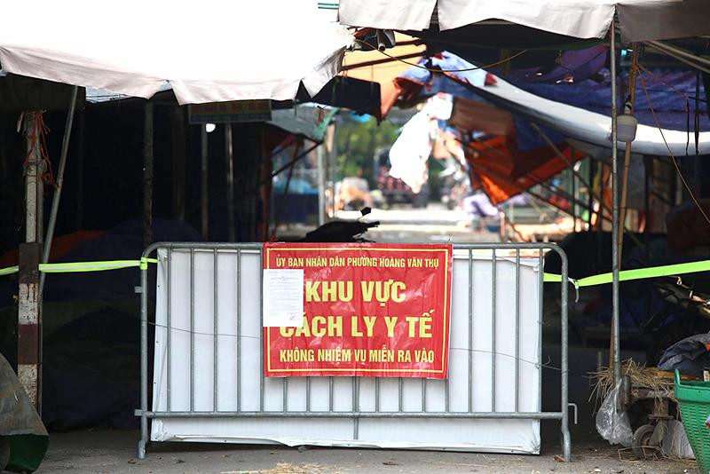 Thông báo khu vực cách ly y tế được treo khắp chợ để người dân nắm bắt Thông báo khu vực cách ly y tế được treo khắp chợ để người dân nắm bắt