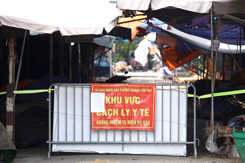 Thông báo khu vực cách ly y tế được treo khắp chợ để người dân nắm bắt Thông báo khu vực cách ly y tế được treo khắp chợ để người dân nắm bắt