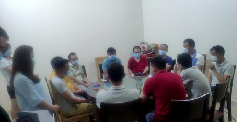 Một số khách người Trung Quốc trong nhóm gần 20 người vừa ăn xong, đang tụ tập không đeo khẩu trang tai nhà hàng Trung Hoa Phát Ký, bị lực lượng chức năng lập biên bản xử lý