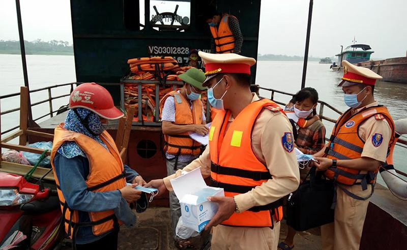 Tổ công tác Đội CSGT đường thuỷ số 1 (Phòng CSGT - CATP Hà Nội) tuyên truyền, nhắc nhở và phát khẩu trang miễn phí cho người dân tham gia giao thông đường thuỷ