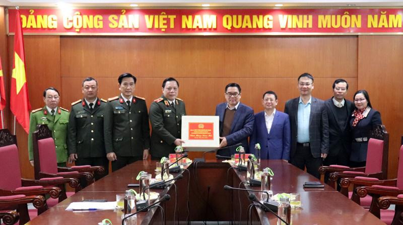 Thiếu tướng Nguyễn Hải Trung, Ủy viên Ban thường vụ Thành ủy, Bí thư Đảng ủy, Giám đốc CATP thăm, chúc Tết cán bộ lãnh đạo Huyện ủy Mê Linh