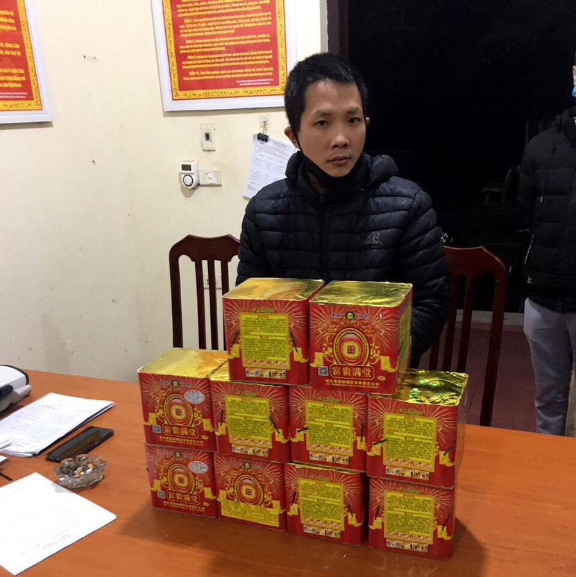 Quá trình triển khai kế hoạch cao điểm, các đơn vị Công an huyện Phúc Thọ có sự phối hợp nhịp nhàng, triển khai đồng bộ các biện pháp phát hiện, bắt giữ đối tượng tàng trữ pháo hoa nổ với số lượng lớn Quá trình triển khai kế hoạch cao điểm, các đơn vị Công an huyện Phúc Thọ có sự phối hợp nhịp nhàng, triển khai đồng bộ các biện pháp phát hiện, bắt giữ đối tượng tàng trữ pháo hoa nổ với số lượng lớn