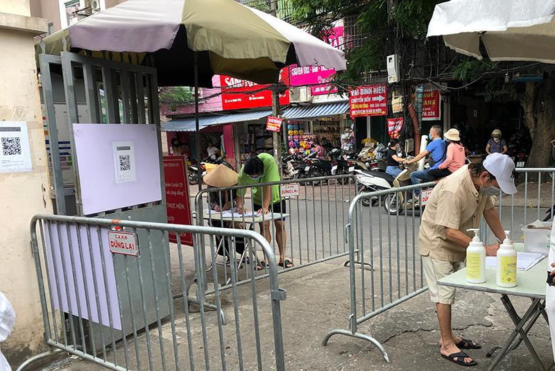 Những trường hợp đến chợ Thành Công không sử dụng điện thoại thông minh quét mã QR thì trực tiếp khai báo tên tuổi, địa chỉ và số điện thoại vào sổ