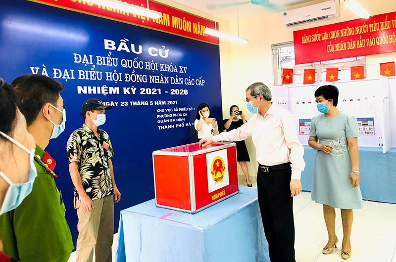 Đồng chí Hoàng Minh Dũng Tiến, Bí thư Quận uỷ Ba Đình kiểm tra tại 1 khu vực bầu cử trên địa bàn phường Phúc Xá