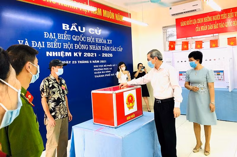 Đồng chí Hoàng Minh Dũng Tiến, Bí thư Quận uỷ Ba Đình kiểm tra tại 1 khu vực bầu cử trên địa bàn phường Phúc Xá