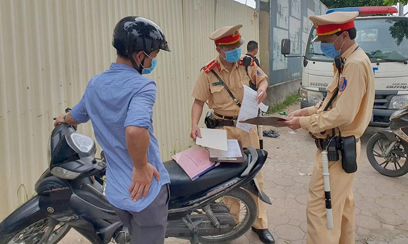 Tổ công tác lập biên bản trường hợp vi phạm nồng độ cồn vẫn điều khiển phương tiện khi tham gia giao thông