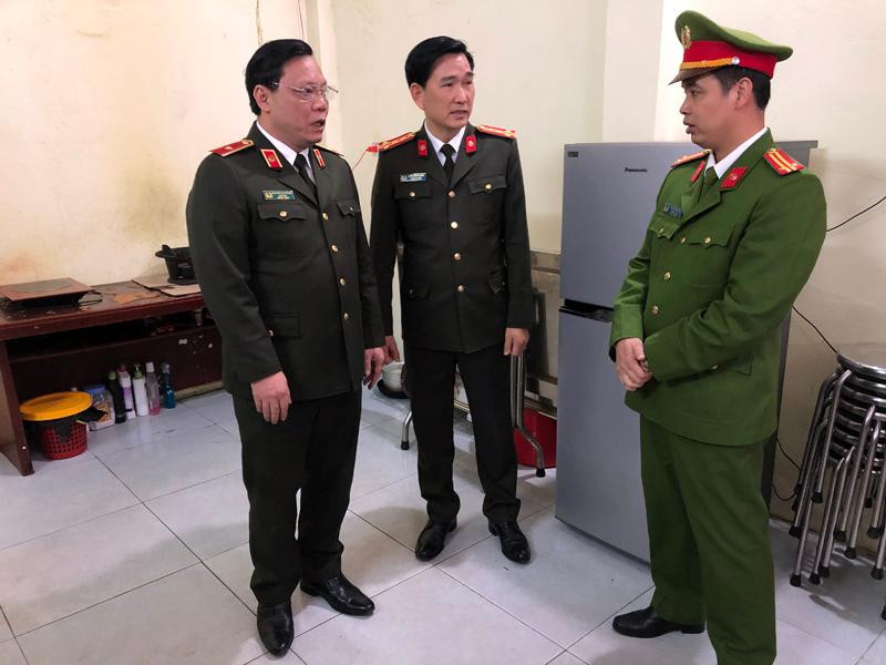 Đồng chí Giám đốc CATP Hà Nội kiểm tra nơi làm việc và bếp ăn của CBCS Công an xã Mê Linh