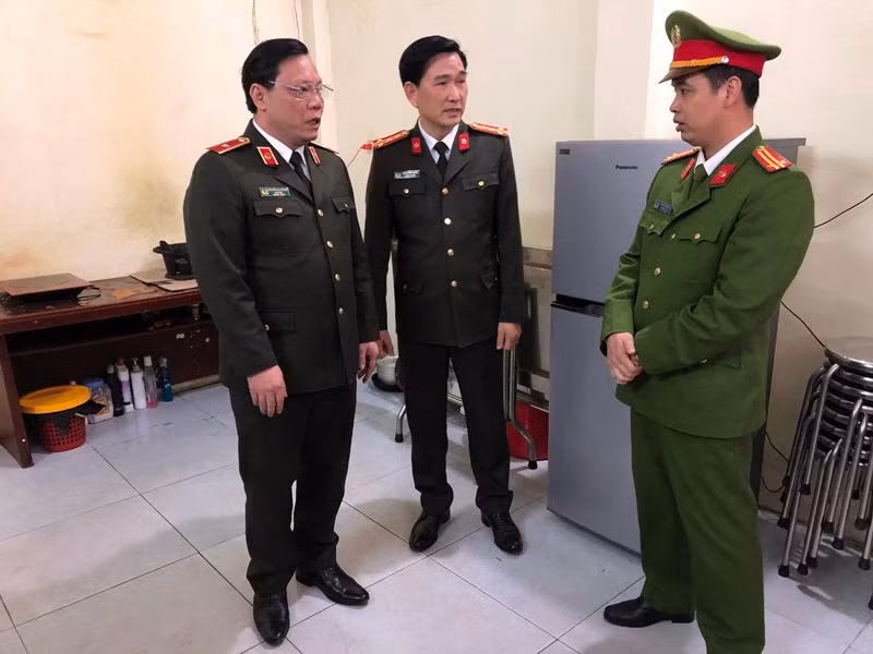 Đồng chí Giám đốc CATP Hà Nội kiểm tra nơi làm việc và bếp ăn của CBCS Công an xã Mê Linh