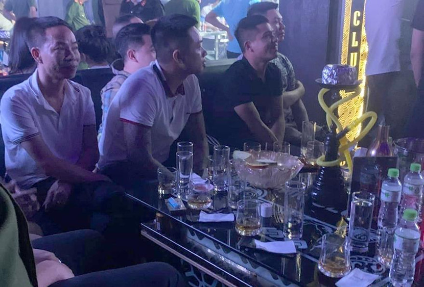 Quá trình kiểm tra MK Club, lực lượng Công an đã đưa hơn 300 "dân chơi" về trụ sở Công an để kiểm tra ma tuý