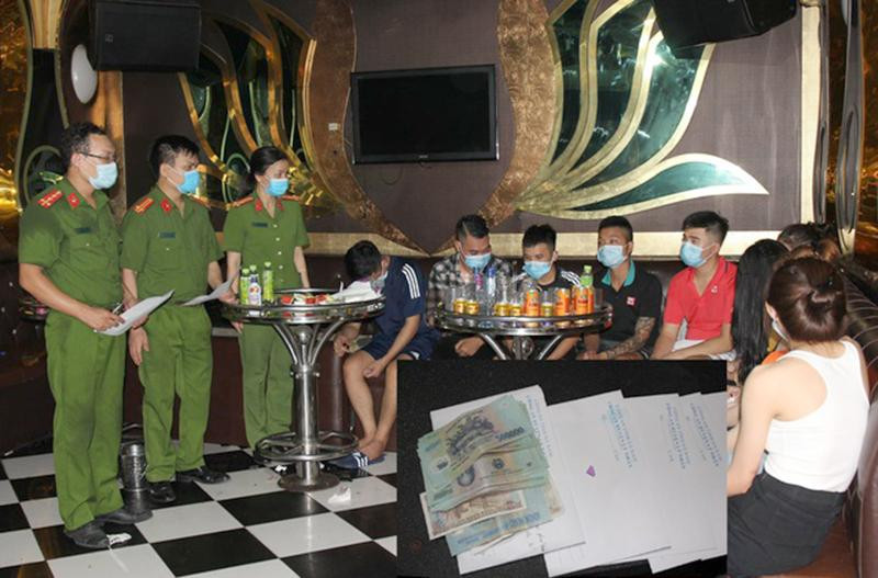 Nhóm đối tượng tụ tập tại quán karaoke Las Vegas "mở tiệc" ma tuý bị lực lượng Công an kiểm tra bắt quả tang Nhóm đối tượng tụ tập tại quán karaoke Las Vegas "mở tiệc" ma tuý bị lực lượng Công an kiểm tra bắt quả tang