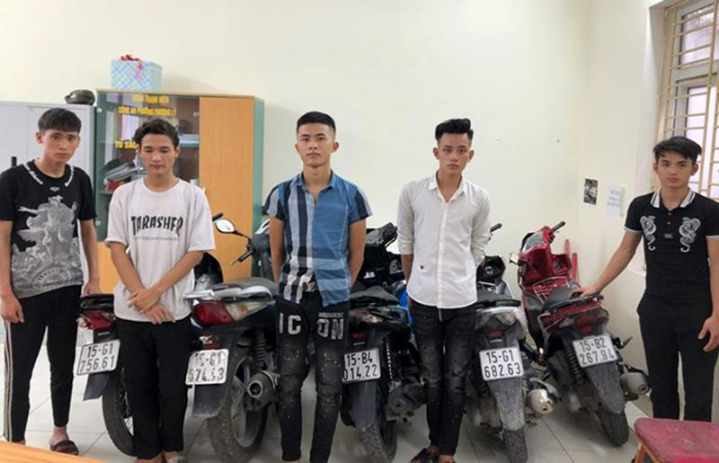 Một số đối tượng trong nhóm dùng chai, lọ thuỷ tinh ném vào người đi đường bị bắt giữ Một số đối tượng trong nhóm dùng chai, lọ thuỷ tinh ném vào người đi đường bị bắt giữ