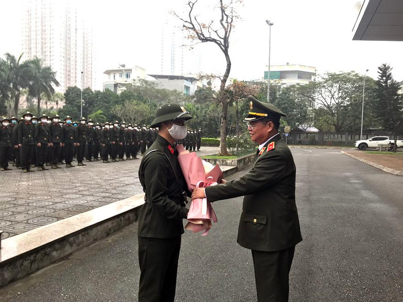 Thiếu tướng Đào Thanh Hải tặng hoa động viên chiến sĩ thực hiện nghĩa vụ tham gia CAND năm 2021