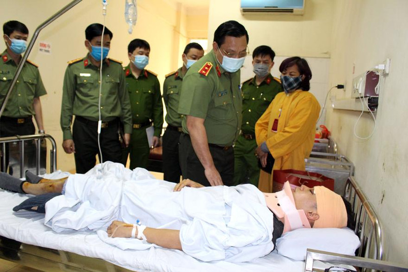 Trung tướng Nguyễn Hải Trung, Ủy viên Ban Thường vụ Thành ủy, Bí thư Đảng ủy, Giám đốc CATP Hà Nội thăm, động viên Thượng uý Trần Thượng Kiên bị thương trong khi làm nhiệm vụ, đang được điều trị tại Bệnh viện 19-8 Bộ Công an Trung tướng Nguyễn Hải Trung, Ủy viên Ban Thường vụ Thành ủy, Bí thư Đảng ủy, Giám đốc CATP Hà Nội thăm, động viên Thượng uý Trần Thượng Kiên bị thương trong khi làm nhiệm vụ, đang được điều trị tại Bệnh viện 19-8 Bộ Công an