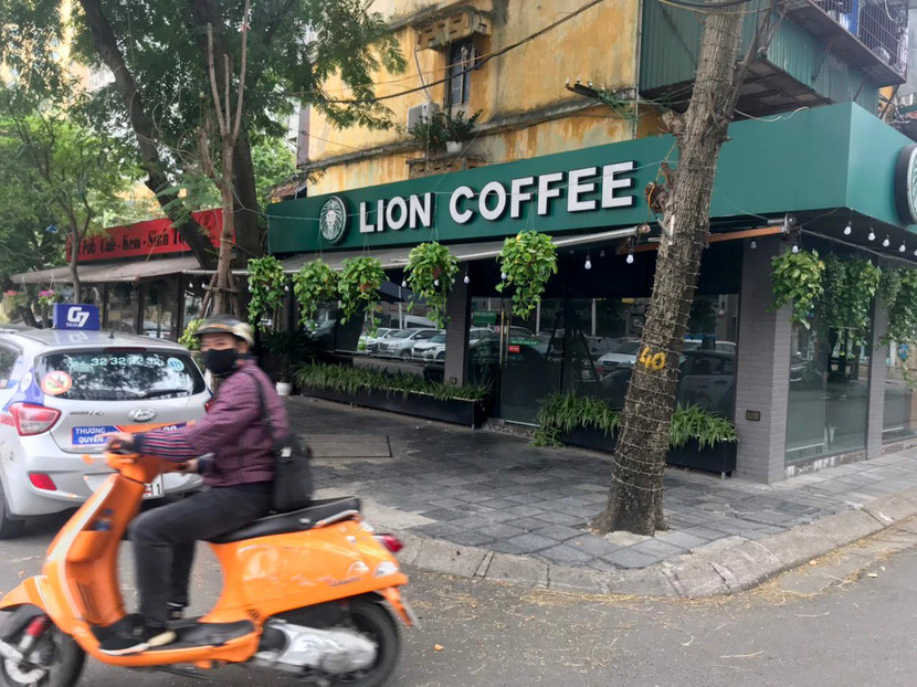 Quán cafe trên phố Trần Huy Liệu, phường Giảng Võ đóng cửa sau khi UBND thành phố có văn bản yêu cầu tạm ngừng kinh doanh một số quán ăn, nhà hàng, quán cafe, quán nước vỉa hè...
