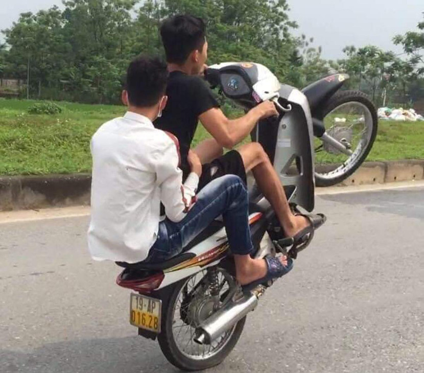 Huy điều khiển xe chở theo Lưu thực hiện hành vi bốc đầu, lạng lách rồi nhờ bạn quay video để đăng lên mạng xã hội, khoe khoang "chiến tích" Huy điều khiển xe chở theo Lưu thực hiện hành vi bốc đầu, lạng lách rồi nhờ bạn quay video để đăng lên mạng xã hội, khoe khoang "chiến tích"