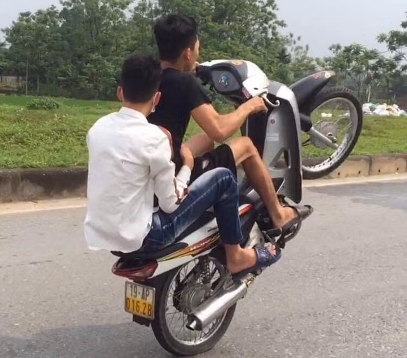 Huy điều khiển xe chở theo Lưu thực hiện hành vi bốc đầu, lạng lách rồi nhờ bạn quay video để đăng lên mạng xã hội, khoe khoang "chiến tích"