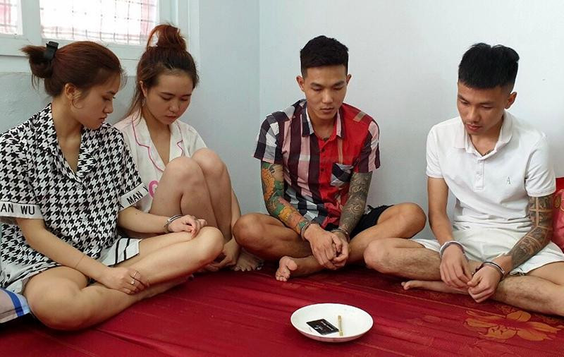 4 đối tương bị Công an kiểm tra bắt quả tang đang sử dụng trái phép chất ma tuý trong khu nhà trọ