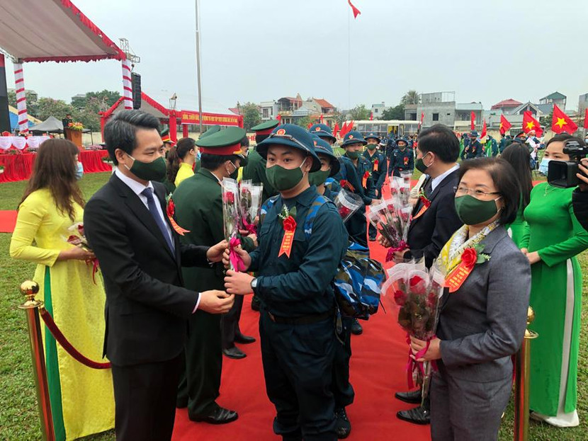 Đồng chí Nguyễn Quang Đức, Ủy viên Thường vụ Thành ủy, Trưởng Ban Nội chính Thành ủy Hà Nội cùng các đồng chí lãnh đạo tặng hoa các tân binh trước khi bước qua "Cổng Vinh quang" lên xe về đơn vị