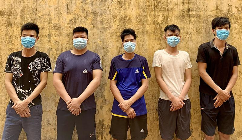 5 đối tượng bị Cơ quan CSĐT Công an huyện Vân Đồn tạm giữ hình sự để điều tra về hành vi "Tổ chức sử dụng trái phép chất ma tuý" 5 đối tượng bị Cơ quan CSĐT Công an huyện Vân Đồn tạm giữ hình sự để điều tra về hành vi "Tổ chức sử dụng trái phép chất ma tuý"