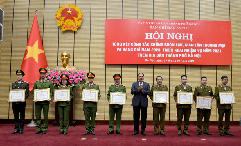 Ông Đàm Thanh Thế, Chánh văn phòng BCĐ 389 Quốc gia trao Bằng khen cho các cá nhân có thành tích xuất sắc