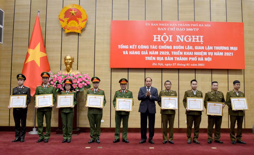 Ông Đàm Thanh Thế, Chánh văn phòng BCĐ 389 Quốc gia trao Bằng khen cho các cá nhân có thành tích xuất sắc