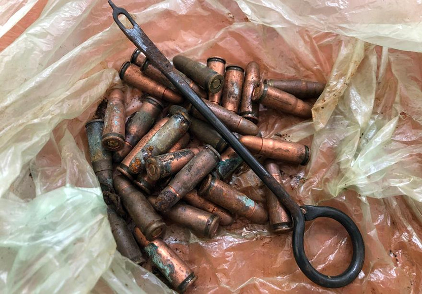 Ngoài súng và vật liệu nổ liên quan, ông Y còn nộp hàng chục viên đạn vẫn còn đầu nổ Ngoài súng và vật liệu nổ liên quan, ông Y còn nộp hàng chục viên đạn vẫn còn đầu nổ