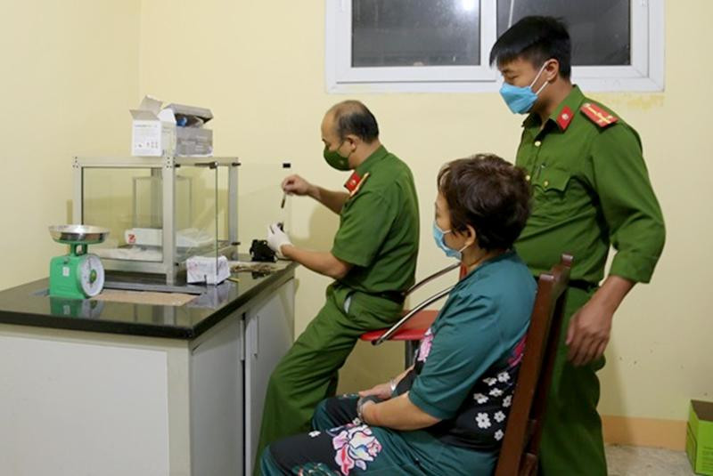 Khởi tố nữ quái mua bán trái phép chất ma túy. Đỗ Thị Hằng (áo hoa xanh) chứng kiến cơ quan Công an tiến hành giám định số ma tuý thu giữ của đối tượng