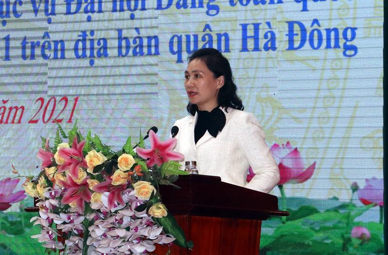 Bà Cấn Thị Việt Hà, Chủ tịch UBND quận Hà Đông giao nhiệm vụ cho các lực lượng tại lễ ra quân