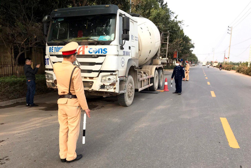 Lực lượng CSGT-TT Công an huyện Phúc Thọ phối hợp với lưc lượng chức năng xử lý xe quá tải chạy trên tuyến Quốc lộ 32 Lực lượng CSGT-TT Công an huyện Phúc Thọ phối hợp với lưc lượng chức năng xử lý xe quá tải chạy trên tuyến Quốc lộ 32