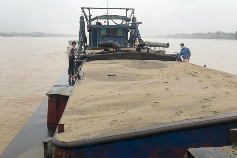Khởi tố đối tượng khai thác cát trái phép dưới lòng sông Hồng ảnh 1 Khởi tố đối tượng khai thác cát trái phép dưới lòng sông Hồng ảnh 1