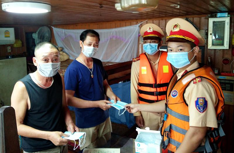 Lực lượng CSGT đường thuỷ (Phòng CSGT - CATP Hà Nội) tuần tra kiểm soát địa bàn, nhắc nhở tuyên truyền các chủ tàu thực hiện nghiêm công tác phòng, chống dịch bệnh