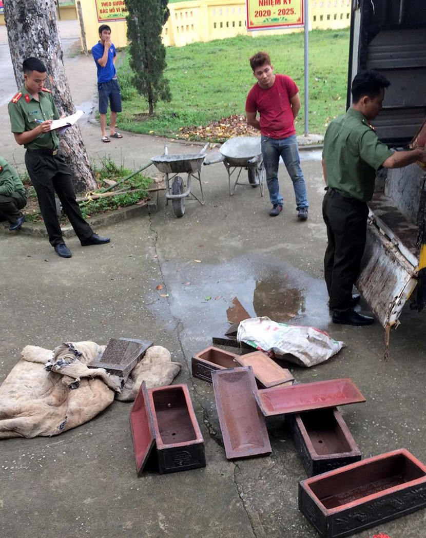 Qua khám xét, lực lượng chức năng phát hiện trên xe tải có 7 bộ đồ dùng để làm lăng mộ do Thuỳ bỏ tiền ra mua để lập mộ giả