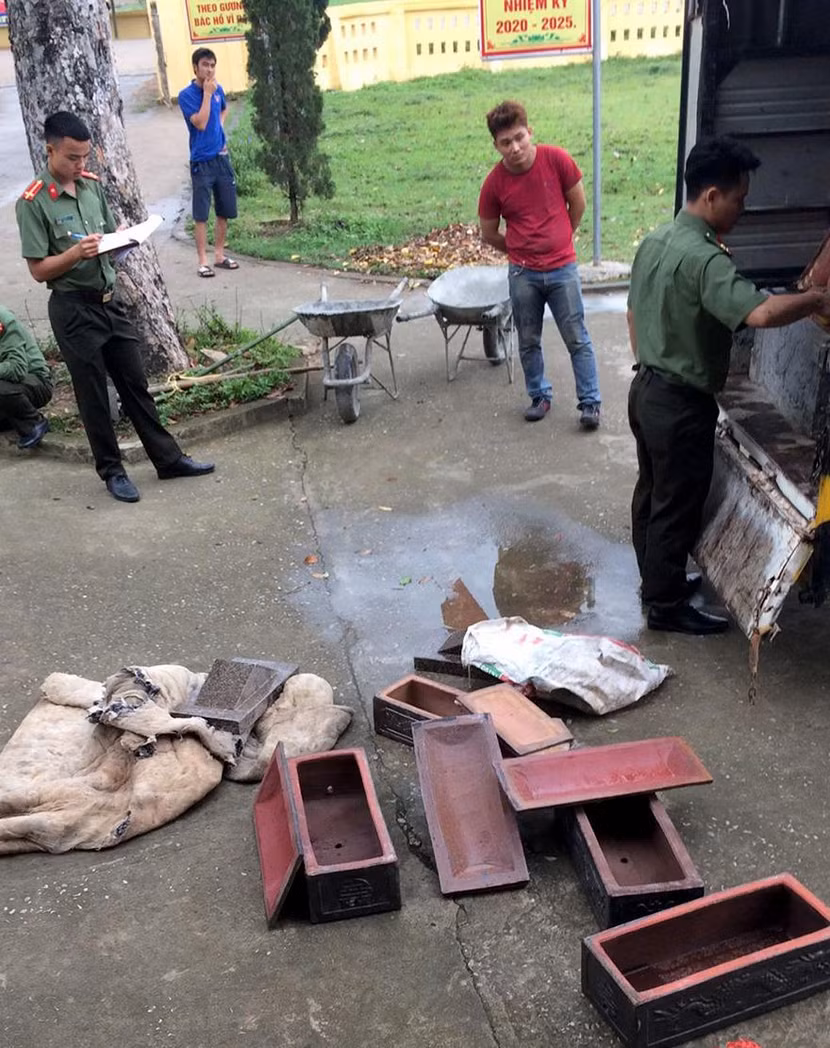 Qua khám xét, lực lượng chức năng phát hiện trên xe tải có 7 bộ đồ dùng để làm lăng mộ do Thuỳ bỏ tiền ra mua để lập mộ giả