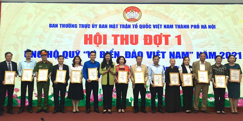 Đồng chí Nguyễn Lan Hương trao giấy chứng nhận cho các đơn vị