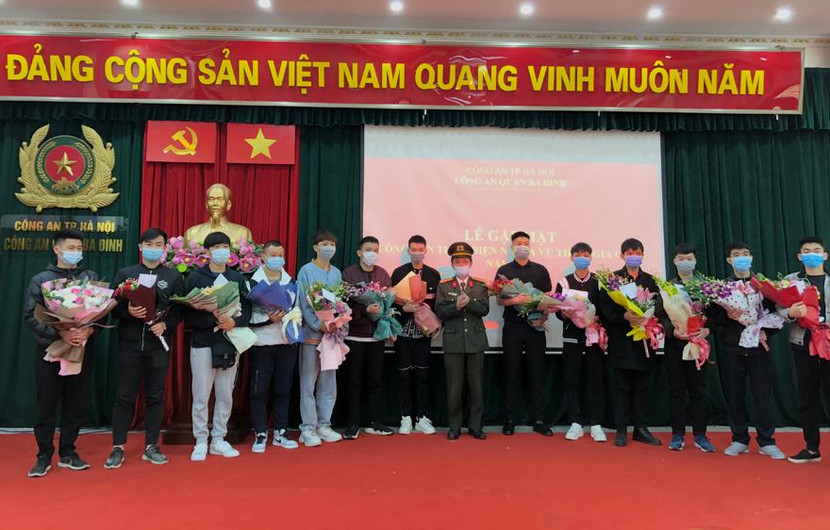 Thượng tá Võ Xuân Đương tặng hoa chúc mừng các tân binh thực hiện nghĩa vụ tham gia CAND năm 2021