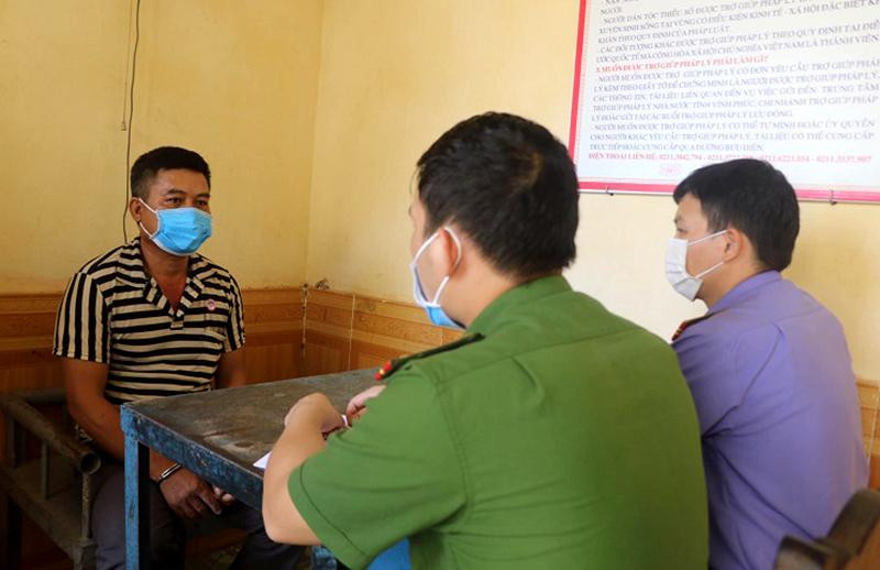 Cơ quan tố tụng lấy lời khai của đối tượng Nguyễn Hữu Tuyên (áo polo sọc đen, trắng)