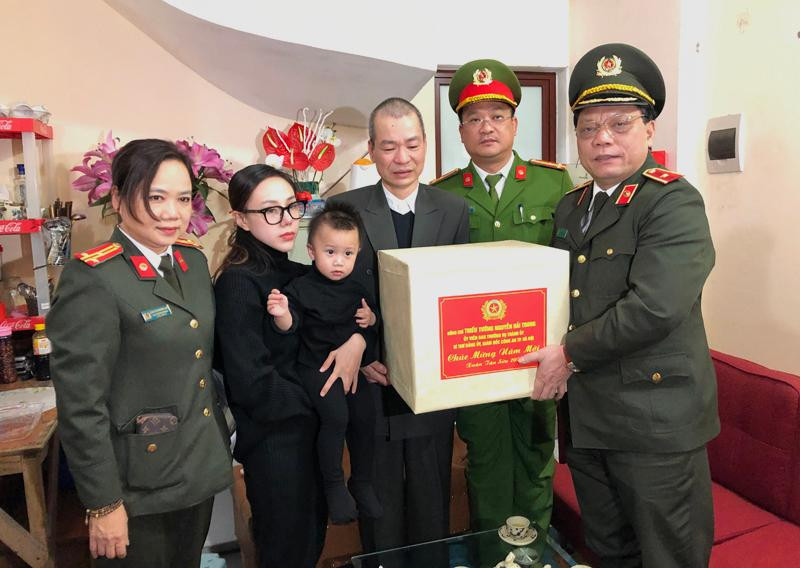 Thiếu tướng Nguyễn Hải Trung, Ủy viên Ban Thường vụ Thành ủy, Bí thư Đảng ủy, Giám đốc CATP Hà Nội đến thắp hương, thăm hỏi và tặng quà Tết gia đình liệt sỹ Phạm Công Huy