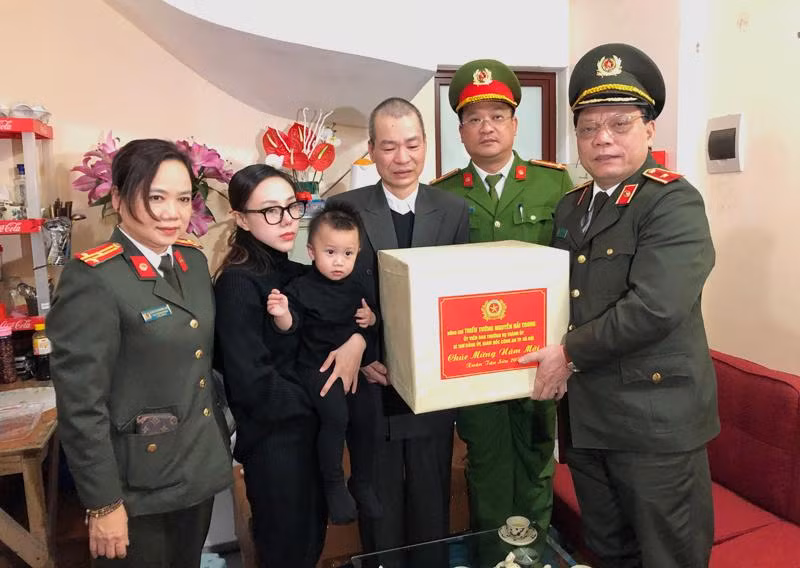 Thiếu tướng Nguyễn Hải Trung, Ủy viên Ban Thường vụ Thành ủy, Bí thư Đảng ủy, Giám đốc CATP Hà Nội đến thắp hương, thăm hỏi và tặng quà Tết gia đình liệt sỹ Phạm Công Huy