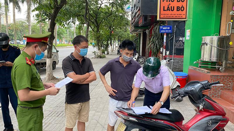 Bên cạnh công tác đảm bảo ANCT và TTATXH địa bàn, Công an phường Liễu Giai liên tục tuần tra kiểm soát địa bàn xử lý các trường hợp vi phạm về quy định phòng, chống dịch Covid-19 Bên cạnh công tác đảm bảo ANCT và TTATXH địa bàn, Công an phường Liễu Giai liên tục tuần tra kiểm soát địa bàn xử lý các trường hợp vi phạm về quy định phòng, chống dịch Covid-19