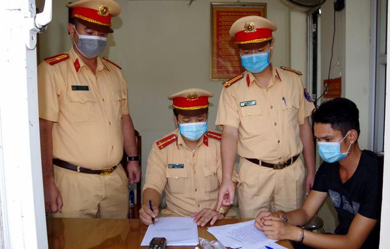 Tổ công tác Phòng CSGT Công an tỉnh Hà Nam lấy lời khai ban đầu của đối tượng Lê Văn Bằng (áo đen)