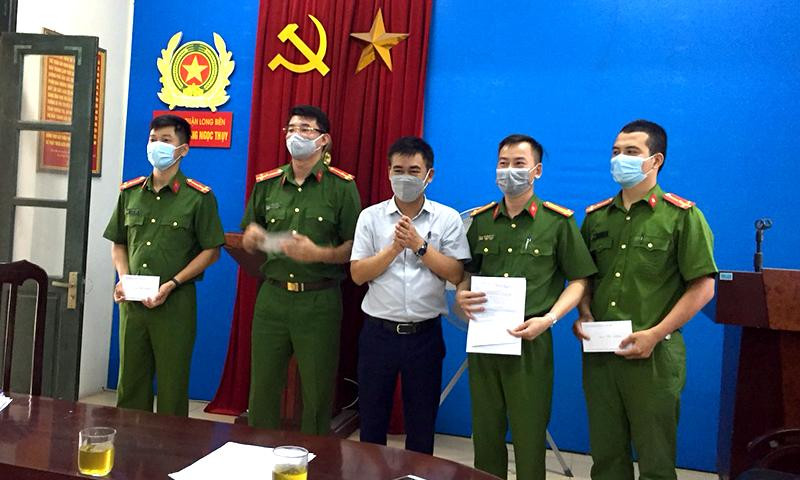 Ông Nguyễn Tiến Dũng - Q. Chủ tịch UBND phường Ngọc Thuỵ đã tiến hành khen thưởng "nóng" cho CBCS Công an phường Ngọc Thuỵ