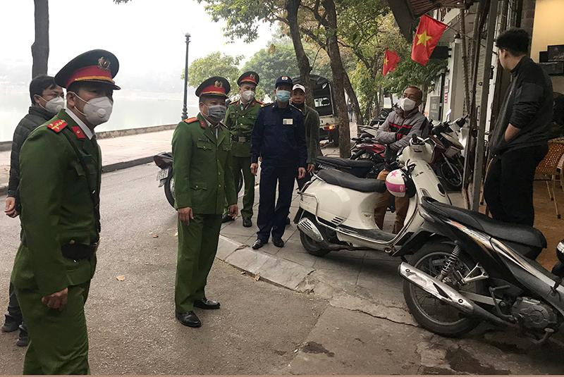 Lực lượng ra quân nhắc nhở chủ quán, khách hàng để xe đúng nơi quy định Lực lượng ra quân nhắc nhở chủ quán, khách hàng để xe đúng nơi quy định