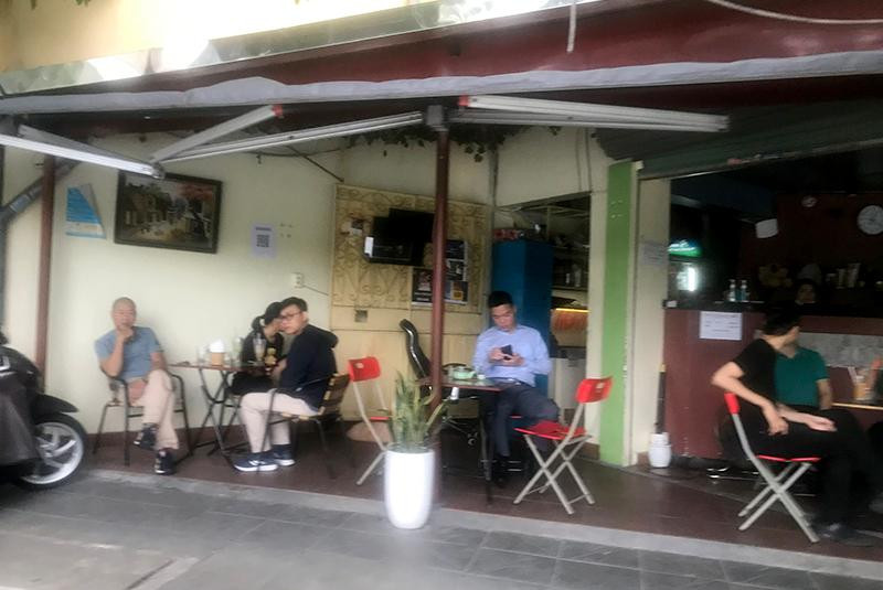 Một số quán cafe sáng nay cũng đã phục vụ khách ngồi uống tại quán trở lại Một số quán cafe sáng nay cũng đã phục vụ khách ngồi uống tại quán trở lại