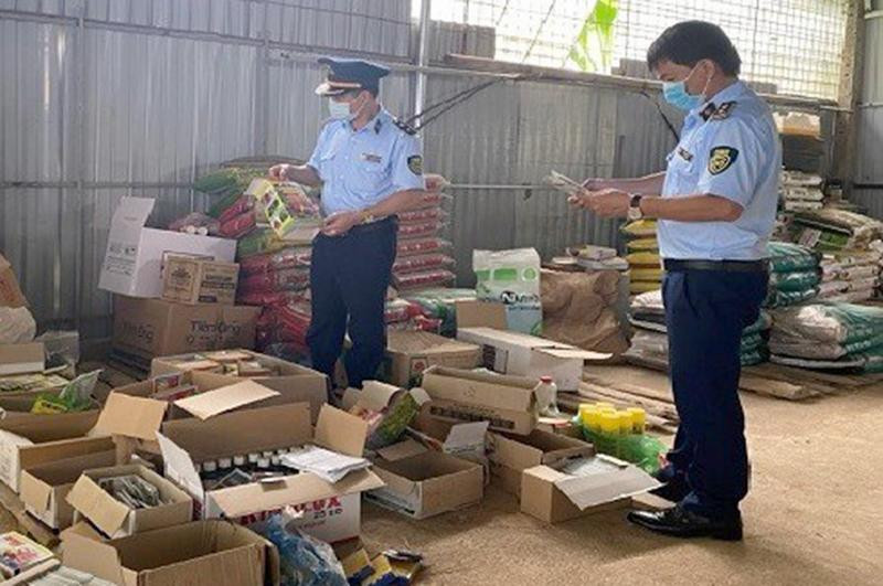 Tổ công tác Đội QLTT số 4 Cục QLTT Lạng Sơn kiểm tra cửa hàng kinh doanh thuốc BVTV của gia đình ông D. phát hiện một lượng lớn thuốc BVTV đã hết hạn sử dụng