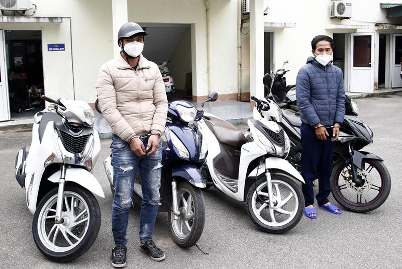 Hai tên trộm xe máy sa lưới sau 1 giờ gây án cùng những chiếc xe do các đối tượng trộm cắp của các bị hại