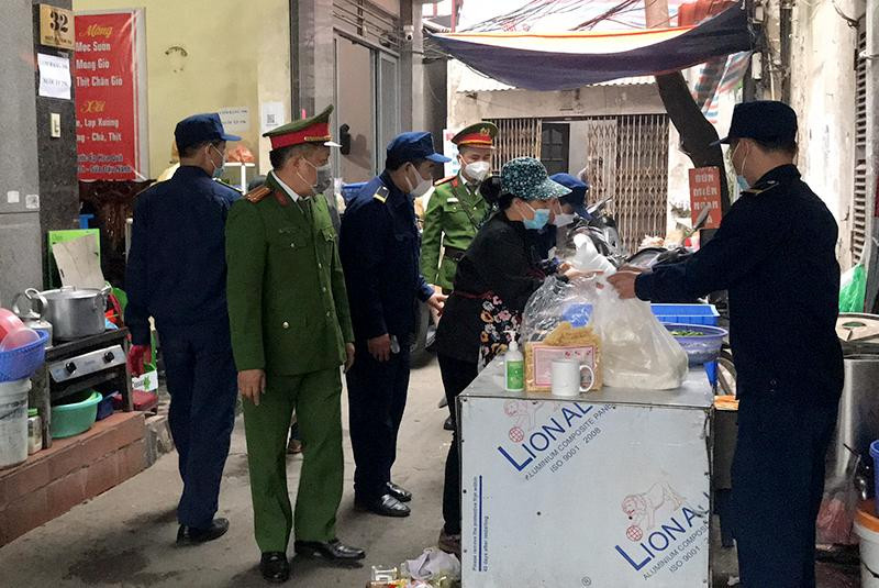 Hàng ăn lấn chiếm ngõ đi chung cũng bị xử lý nghiêm Hàng ăn lấn chiếm ngõ đi chung cũng bị xử lý nghiêm