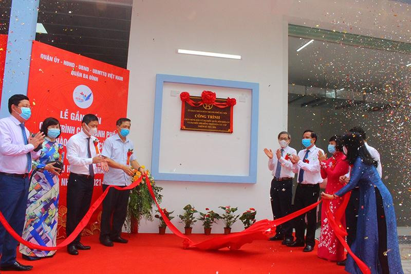 Các đại biểu thực hiện nghi thức gắn biển trường Tiểu học Phan Chu Trinh